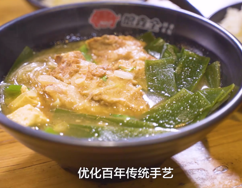 德鑫全排骨米饭的历史和特点是什么？
